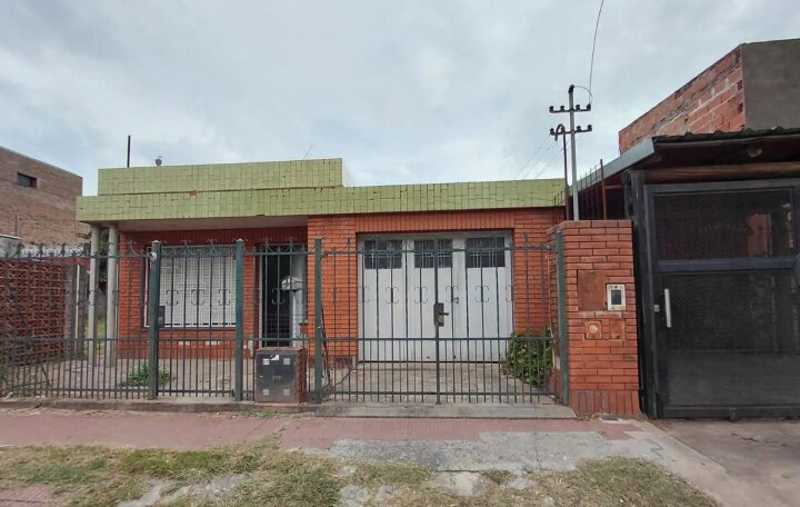 PEDRO  GOYENA 1059  - CASA CON TERRENO -