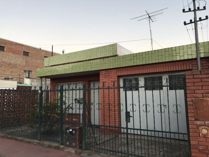 PEDRO  GOYENA 1059  - CASA CON TERRENO -